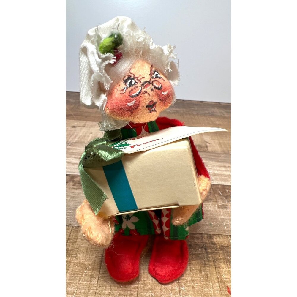 Annalee Christmas Mrs. Claus Holding Gift Doll Vintage Holiday Decoration